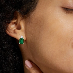 Boucles d'oreilles vintage avec émeraude rectangulaire et zircone en argent S925