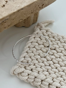 Détail de la texture en feuille d'étain du bracelet jonc ouvert en argent 925