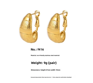 Vue détaillée des boucles d'oreilles en C en acier inoxydable plaqué or 18 carats