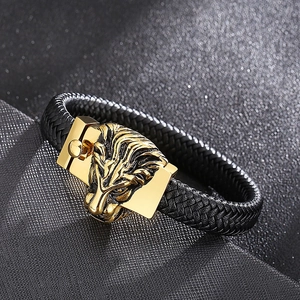 Gros plan du bracelet en cuir tressé noir pour homme avec fermoir lion en métal doré