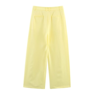 Vista posteriore piatta di pantaloni a gamba larga giallo chiaro con passanti e tasche