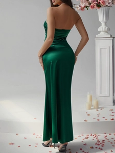 Elegante Rückansicht des langen grünen Abendkleides aus Satin im schulterfreien Slim-Fit