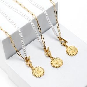 Collier superposé doré avec perles, chaîne trombone et pendentif lettre avec fermoir OT