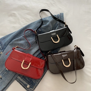 Women Vintage Patent Leather Shoulder Bag Gold Horseshoe Buckle Magnetic Closure Retro Fashion Handbag Messenger Bag