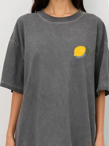Ρετρό ξεπλυμένο ανθρακί βαμβακερό T-shirt με τύπωμα λεμόνι και κομψό κείμενο σχεδιασμού