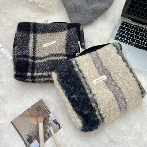 Detailopname van getextureerde bouclé fleece cosmetische tassen met grote capaciteit