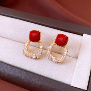 Gros plan détaillé sur des boucles d'oreilles vintage en or 18K avec agate rouge et zircon