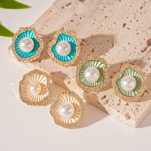 Boucles d'oreilles perles vintage avec finition émaillée et strass en plusieurs couleurs