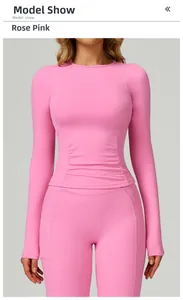 Détail de l'ensemble de yoga rose avec taille gainante et poches sur le legging de sport
