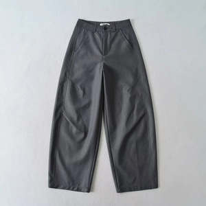Nahaufnahme der dunkelgrauen Hose mit weitem Bein, Taillennaht und W.STUDIO-Label