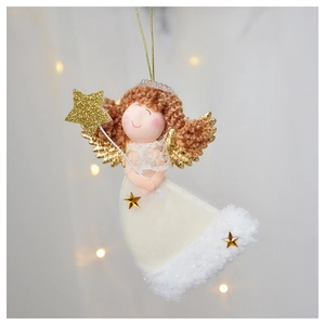 Dettaglio di angelo in peluche con ali dorate e bacchetta a stella per albero di Natale