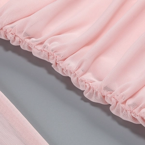 Vue macro du tissu en maille rose montrant la texture plissée et les bords élastiques