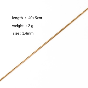 Detail view of a 1.4mm golden stainless steel chain with length and weight specifications