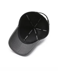 Vue détaillée de la doublure en maille noire et des coutures de la casquette grise