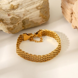 Golden multi-row chain bracelet in 18K gold plated stainless steel on natural stones