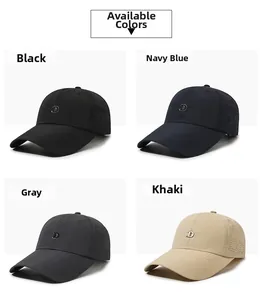 Dettaglio di cappelli da baseball ad asciugatura rapida in nero, blu, grigio e kaki con fori laser