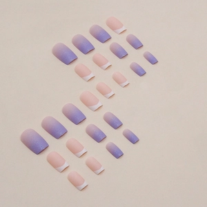 Set aus taro-violetten Glitzernägeln und klassischen weißen French-Tip Kunstnägeln