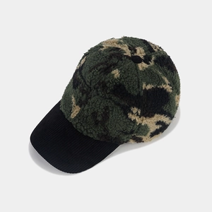 Détail de la couronne en polaire camouflage et de la visière en velours côtelé de la casquette
