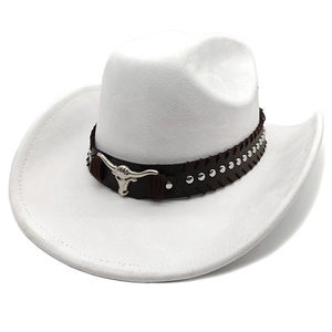 Dettaglio cappello cowboy bianco in camoscio con fascia borchiata e decoro longhorn