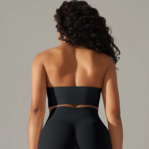 Détail du legging côtelé noir à taille haute et du soutien-gorge de sport dos nu