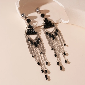 Détails de boucles d'oreilles gothiques à pompons noirs avec perles et chaînes argentées