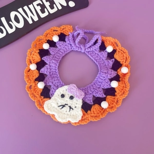 Detail van gehaakte Halloween halsband voor huisdieren met spook en oranje pompons