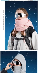 Détail de la capuche tricotée d'hiver rose et grise avec cordon de serrage et doublure