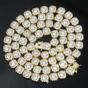 Detailansicht einer 8mm goldfarbenen Panzerkette mit quadratischen Gliedern und Kristallen