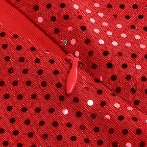 Détail de la robe rouge à paillettes montrant la fermeture éclair invisible et le tissu