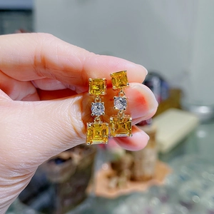Boucles d'oreilles carrées dorées de luxe avec cristaux jaunes et blancs facettés
