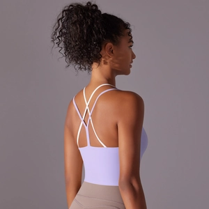 Détail d'une brassière de sport lilas avec bretelles croisées et tissu élastique