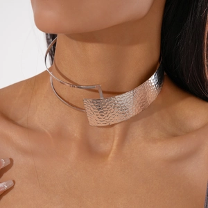 Chic double-layer asymmetric wide metallic choker with hammered texture in bright silver