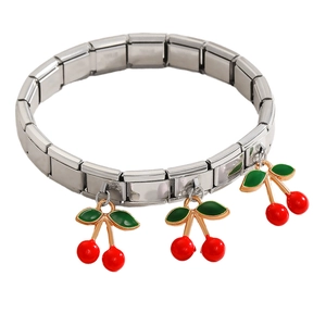 Modulares Edelstahl-Gliederarmband mit roten Kirsch-Anhängern und poliertem Silber-Finish