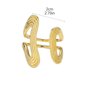 Verstellbarer goldener Wellenring mit Rillenstruktur und 2 cm Durchmesser im Detail