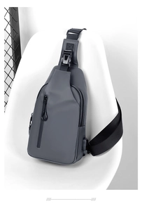 Detail der dunkelgrauen wasserdichten Brusttasche mit mehreren Reißverschlüssen auf Stuhl