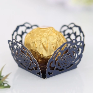 Vue détaillée de l'emballage en papier découpé laser bleu marine pour chocolat