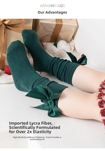 Gros plan de chaussettes hautes vertes pour filles avec nœud en satin et maille côtelée