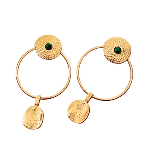 Boucles d'oreilles vintage dorées avec pendentif malachite verte et anneaux texturés