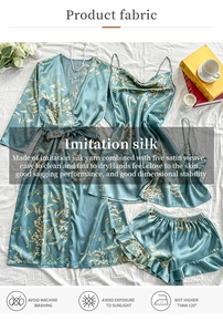 Détail de l'ensemble de pyjama quatre pièces à fleurs au fini satiné élégant