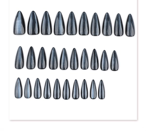 Vista piana di 30 unghie a mandorla stiletto con effetto magnetico cat eye blu scuro