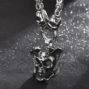 Macro di un ciondolo teschio punk in argento con cobra e dettagli in metallo
