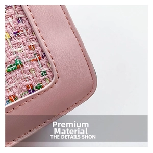Gros plan sur le cuir rose et le tissu en tweed avec paillettes d'un sac à bandoulière