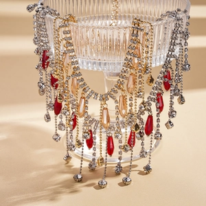 Collier à pampilles géométriques élégant avec cristaux rouges sur chaîne dorée