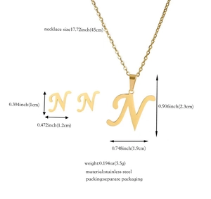 Set gioielli lettera N in acciaio dorato con dimensioni dettagliate di collana e orecchini