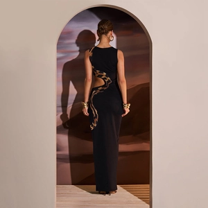Rückenfreies enges Maxikleid mit Schlitz, Schlangendruck-Detail und Taillenausschnitten