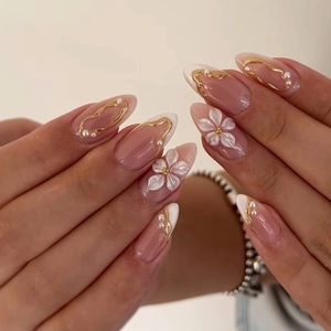 Ongles Press On Forme Amande French 3D Fleur Blanche Künstliche Perle Ligne Dorée Rose Nude Faux Ongles Pour Femmes Élégant