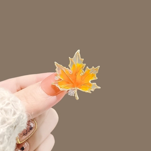 Élégante broche en forme de feuille d'érable en émail orange avec un strass brillant