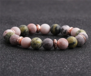 Macro di bracciale con perline 10mm in pietre naturali rosa e verdi e dettagli in oro rosa