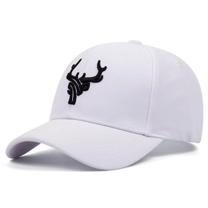 Détail d'une casquette blanche en coton avec broderie noire en forme de cerf