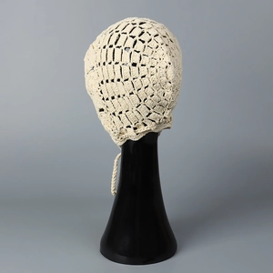Bonnet bohème en maille beige au crochet avec détails ajourés et liens pour femmes